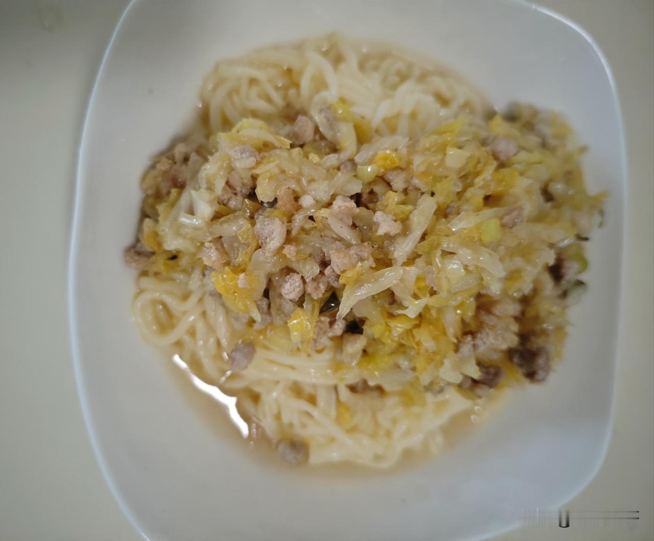 你最想念家乡的哪一碗面?
说实话，蛮想念老家妈妈做的酸菜肉沫打卤面，只可惜再也吃