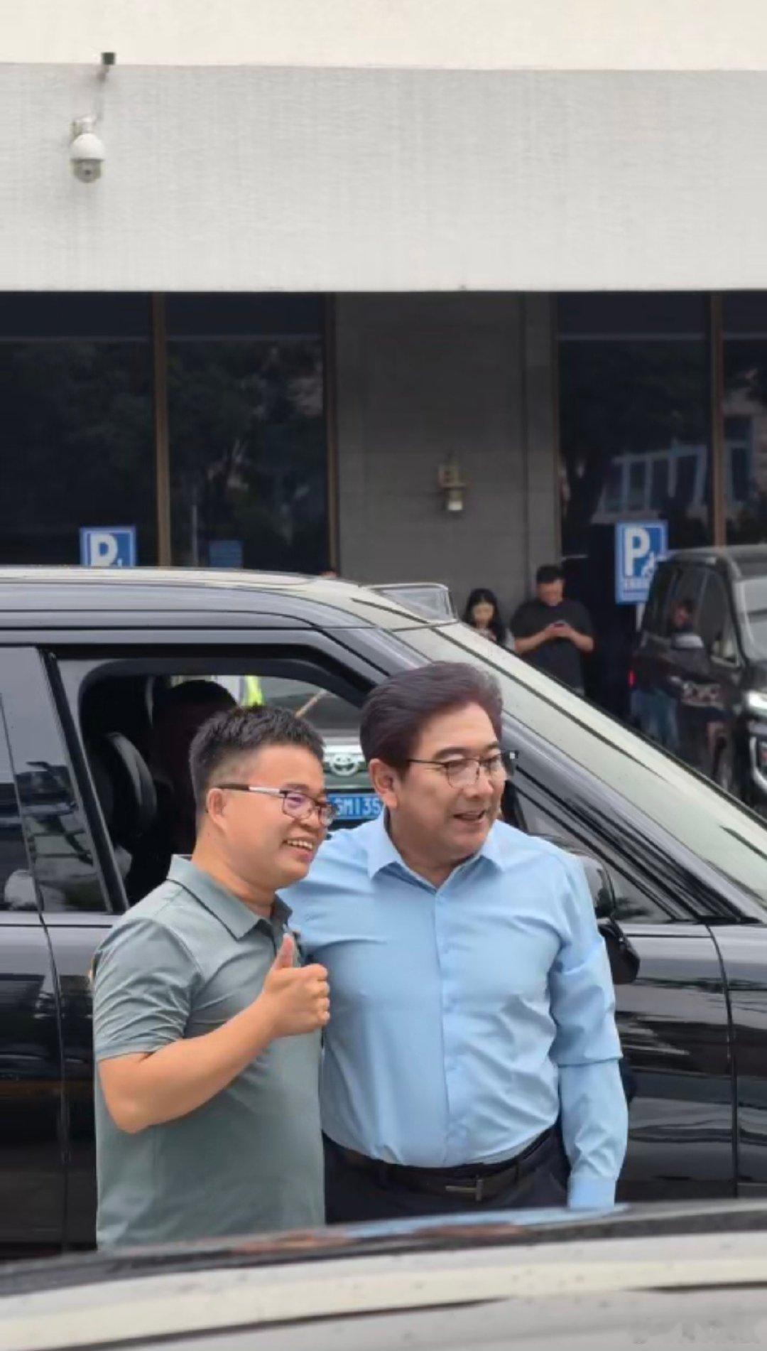 网友北京偶遇水均益排队充电据媒体报道，日前，有网友在北京的充电站偶遇水均益排队充
