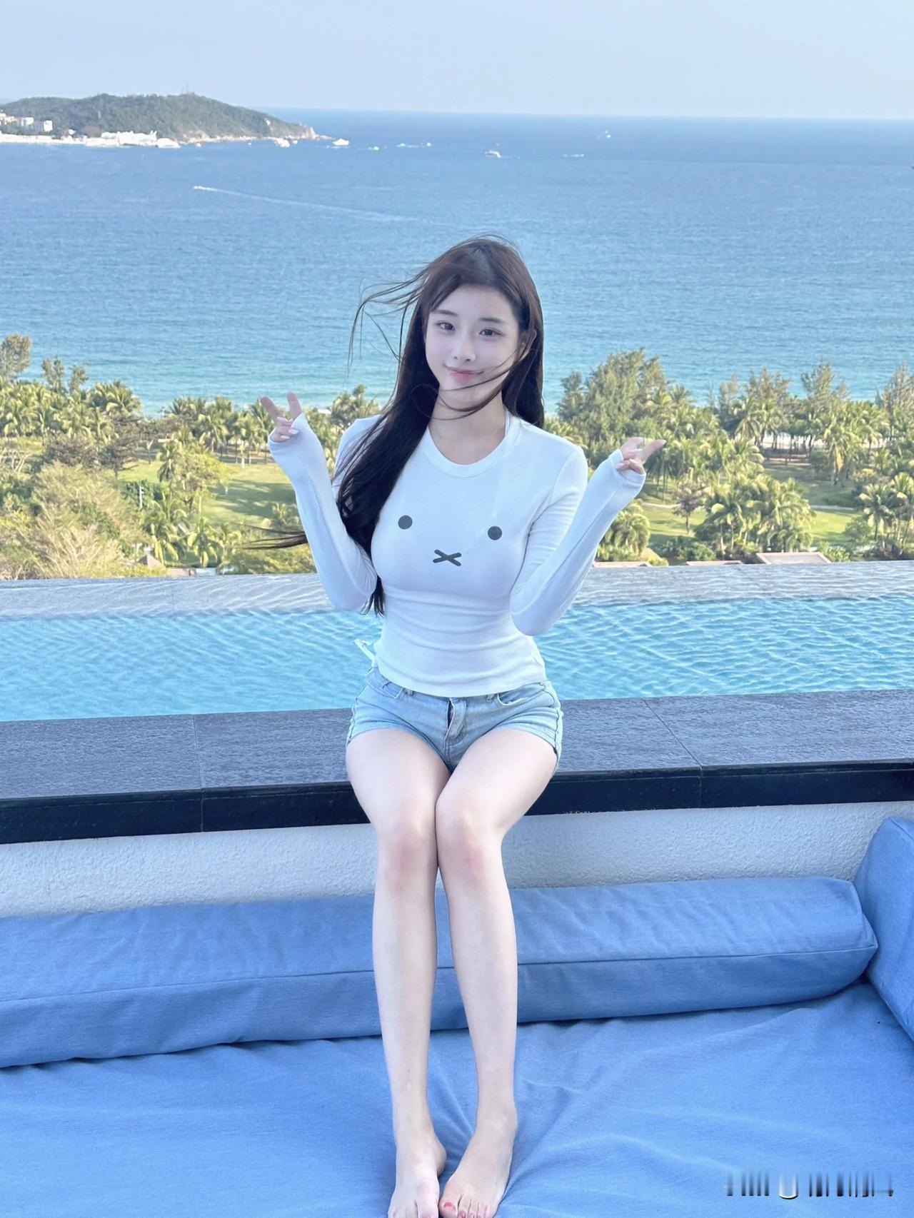 刚在泳池边试了个新动作，效果意外的好。

强烈推荐这个动作：拳头靠脸。

当时风