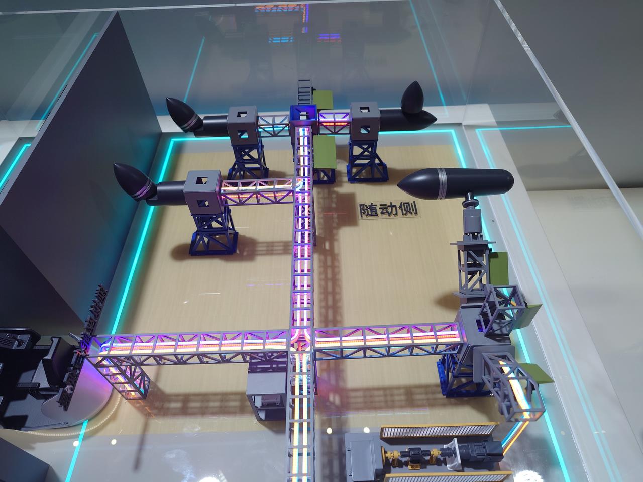 航空工业计算所在中航民机机载系统展台上展示的低空eVOTL飞行器“综合铁鸟台”沙