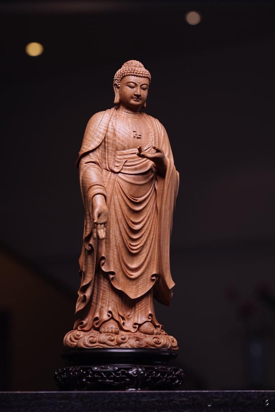 有些佛像，一眼看去，就让人不自觉安静下来。

这尊老山檀香《阿弥陀佛》，最动人的