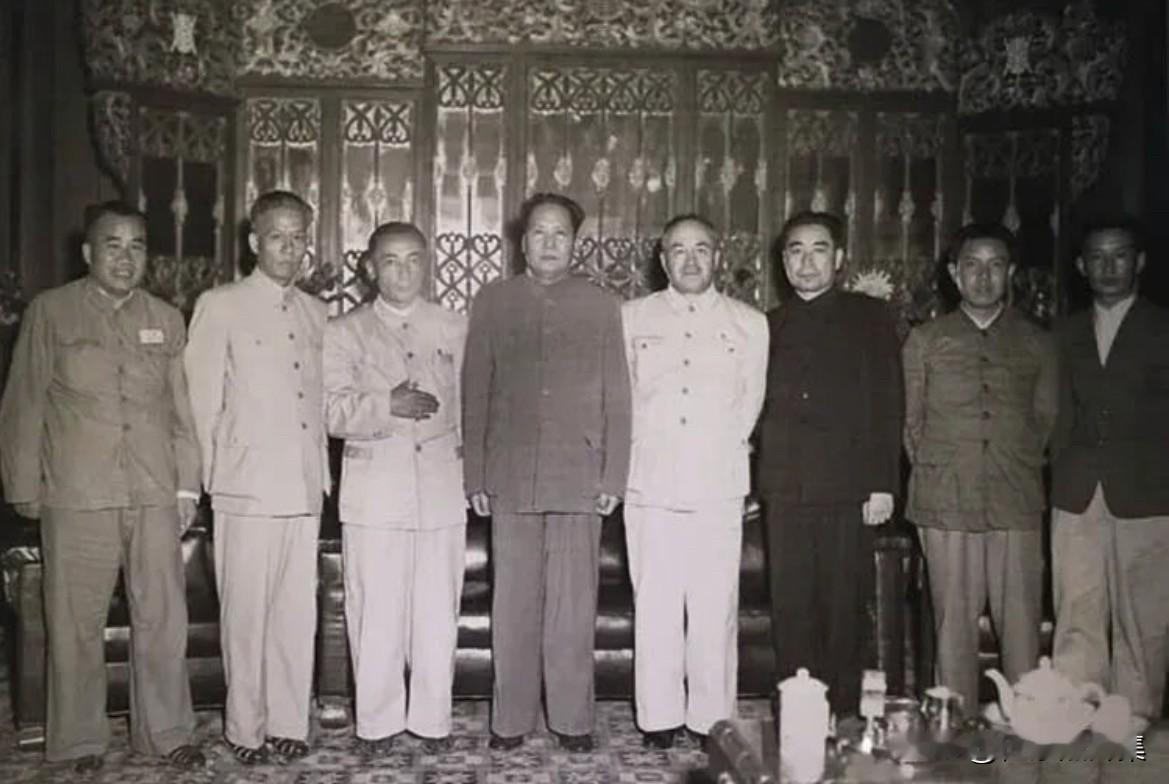 1950年6月，包尔汉向中央汇报工作后，与党和国家领导人合影。左起：朱德、刘少奇