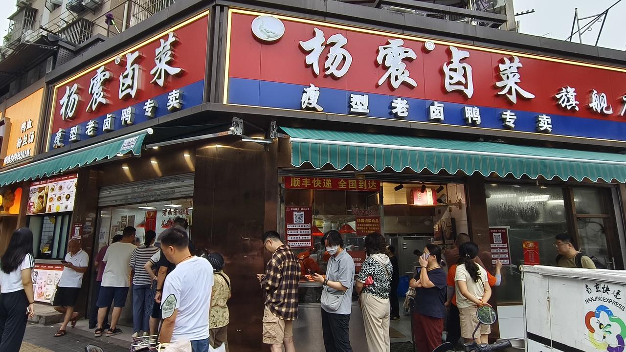 南京新街口侯家桥路口的这家鸭子店，一年到头总见有人在排队。不懂就问：他家鸭子口味