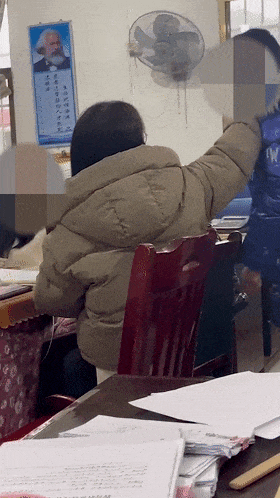 已免职！

近日，湖南湘乡一女老师在辅导作业时粗暴打骂学生的事件引发关注。

看