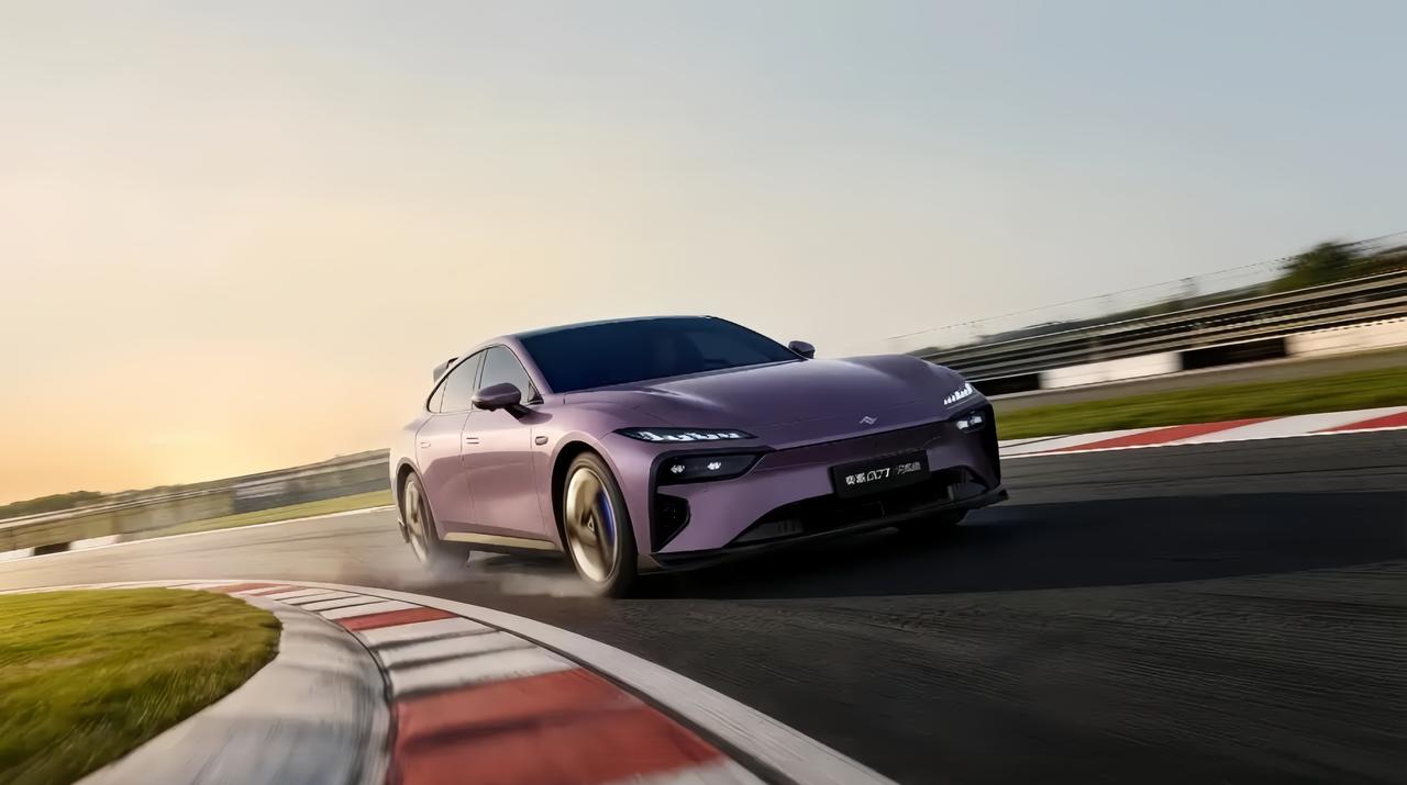 看到奕派007闪现版内饰，我有点纠结😅，平底方向盘、悬浮仪表和无线充电看起来高