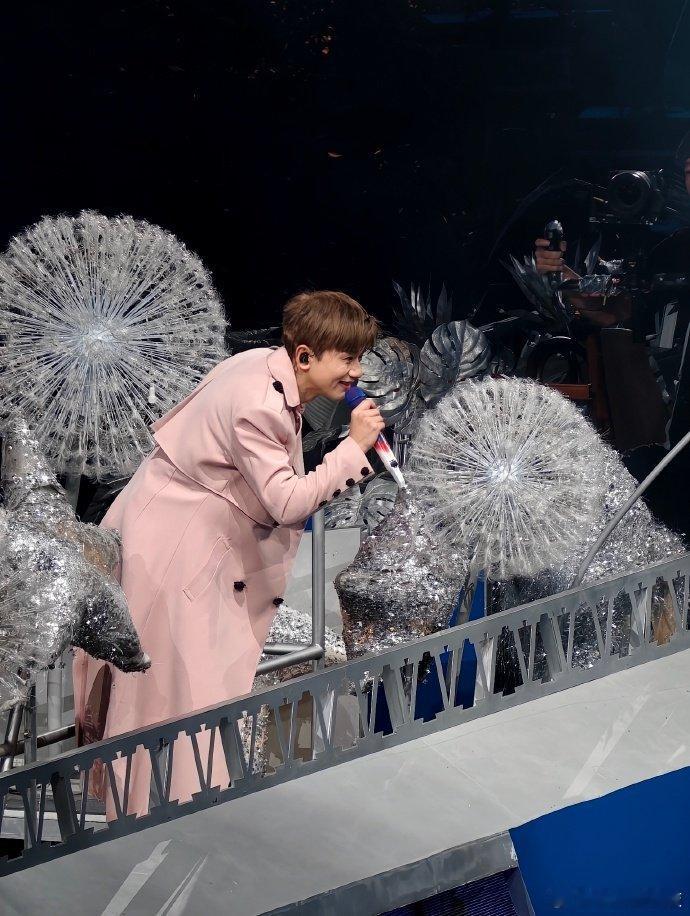 张杰你们是在和我讲相声吗 一首《过云雨》唱尽温柔！台上是温柔的歌手，台下是热闹的