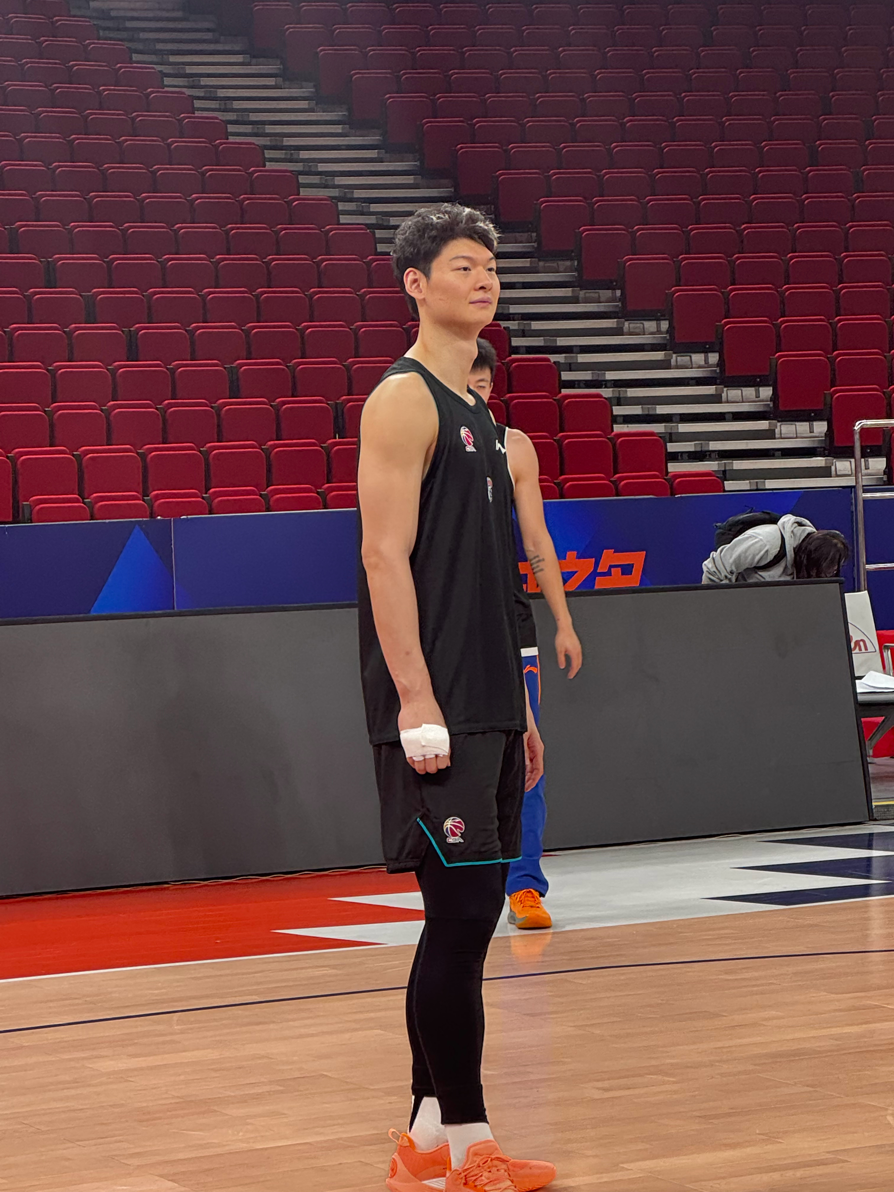 大王的右手在上一个主场打山西的时候，被切了一下，赛后出现了肿胀的情况，去医院检查