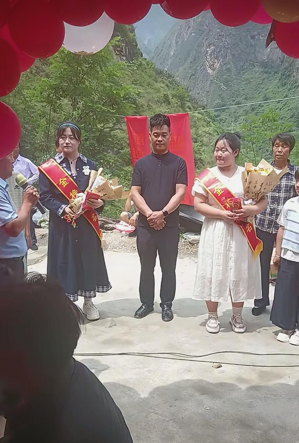 一个女儿北大，一个女儿清华，这样的升学宴必须办！7月16日，甘肃陇南一户人家举办