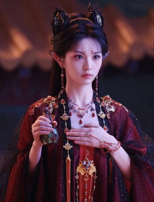 田曦薇初中登在校刊上的文章演员的共情力，从来不是凭空而来。别人十几岁只顾着玩耍打