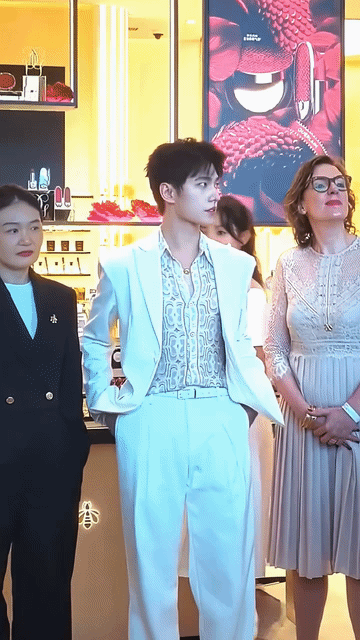 给杨洋端酒的女孩恐怕雷霆小短剧看多了，以为惊鸿一瞥就能一见钟情吗？她根本没有专心