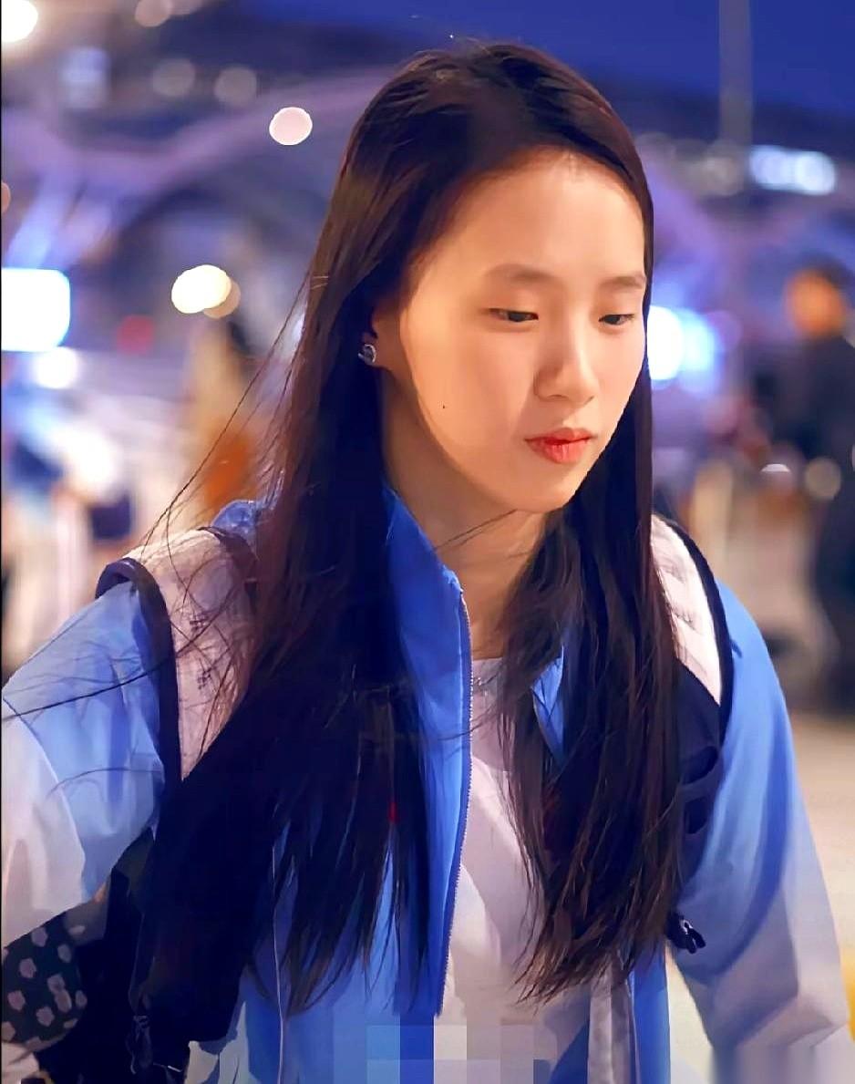 聊起跳水名将陈芋汐，很多人翻遍她的镜头，总觉得她身上少了一股让人“套近乎”的亲密