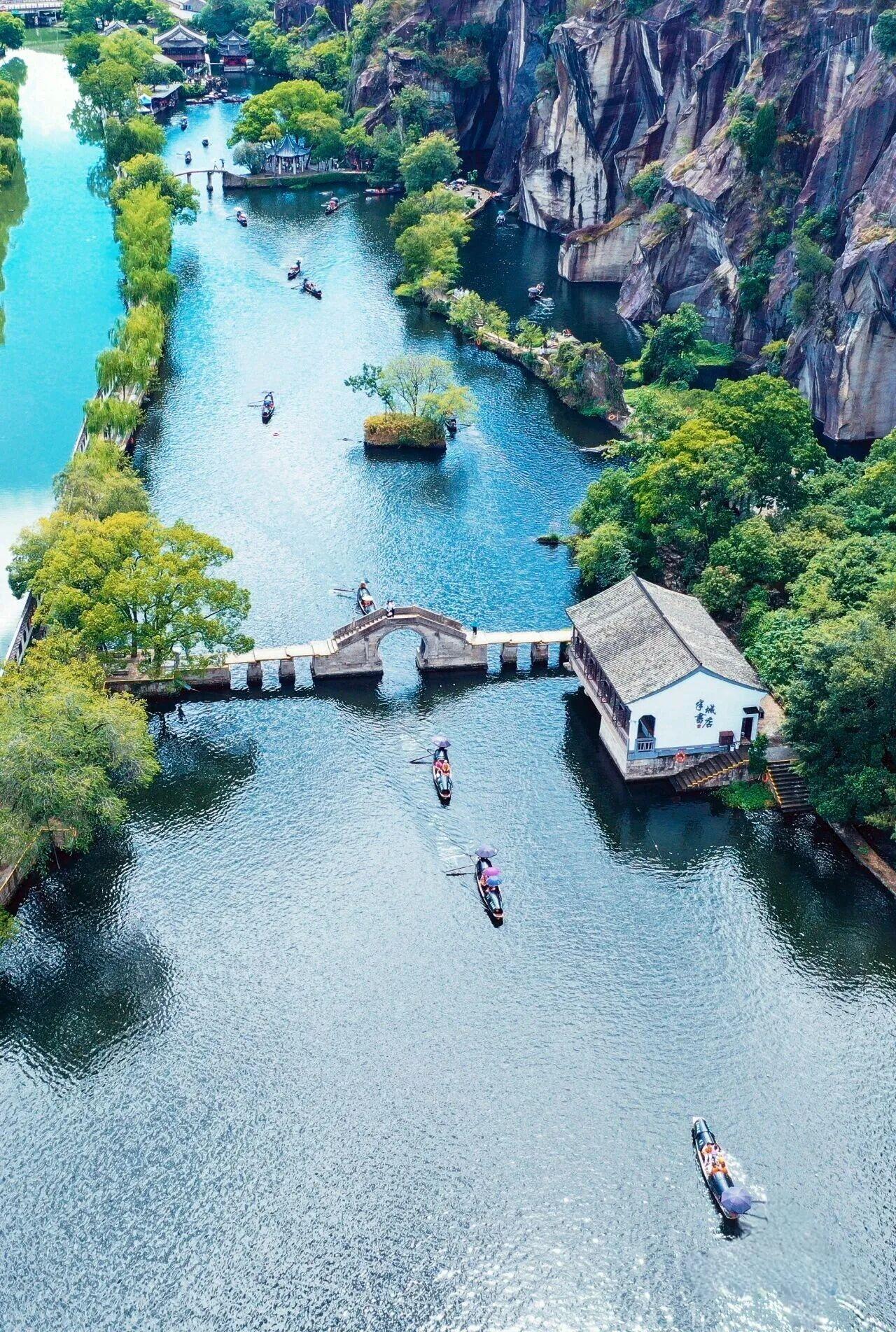 【有寓言说，泛舟渡河，被无人的空船撞上，人大多不会生气；可若是船上有人，冲突与怒