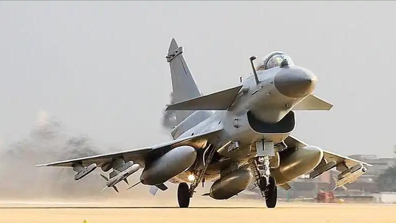 预警机制导难如登天！歼-10C A射B导实锤，却并非万能神技。歼-10C A射B