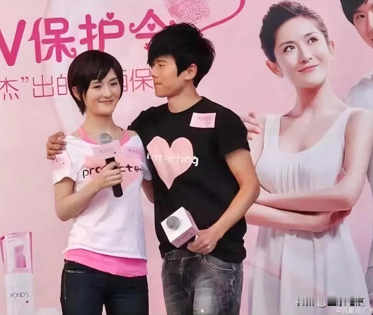 张杰的演唱会上，谢娜惊喜现身观众席。张杰在台上深情地望向谢娜，眼中满是爱意与温柔