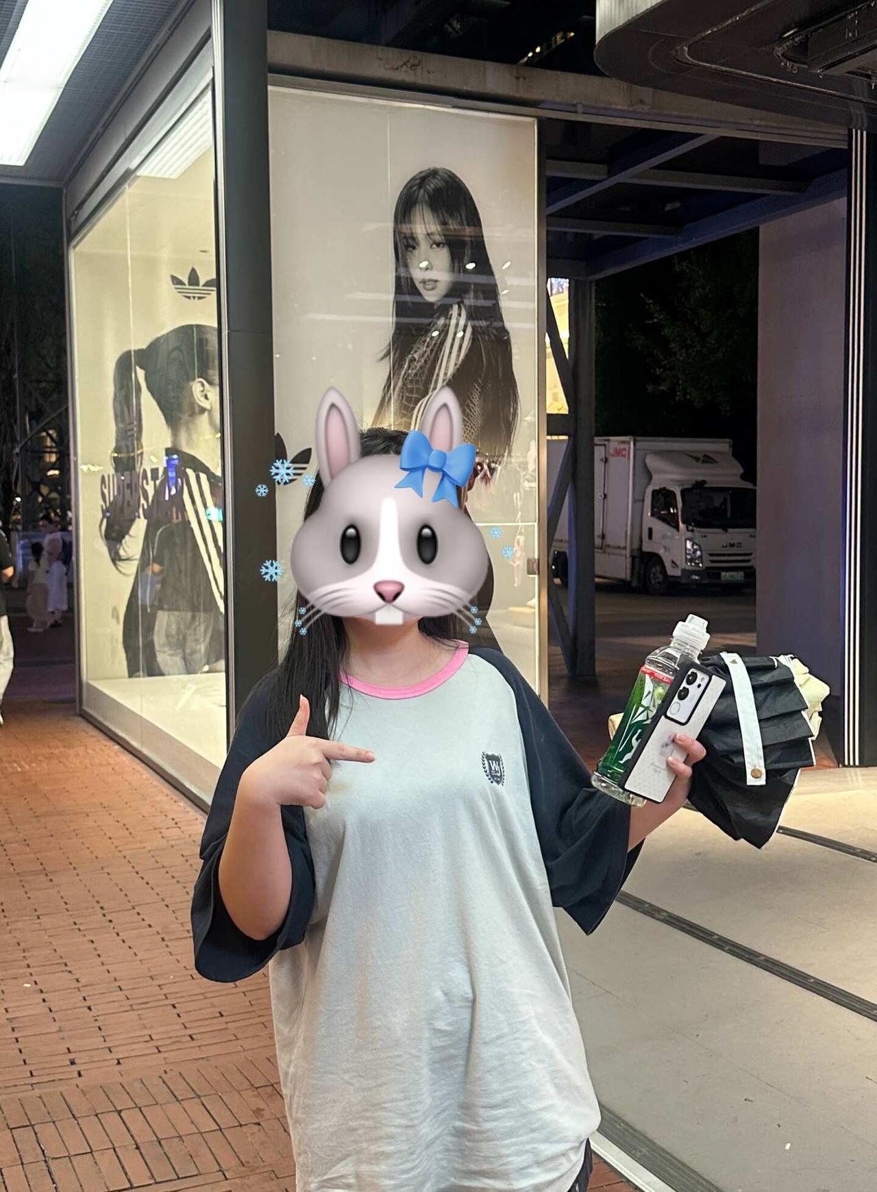 穿这件衣服遇到同担了！！！
当时在逛阿迪 突然一个男生拍了拍我 我以为是店员 结