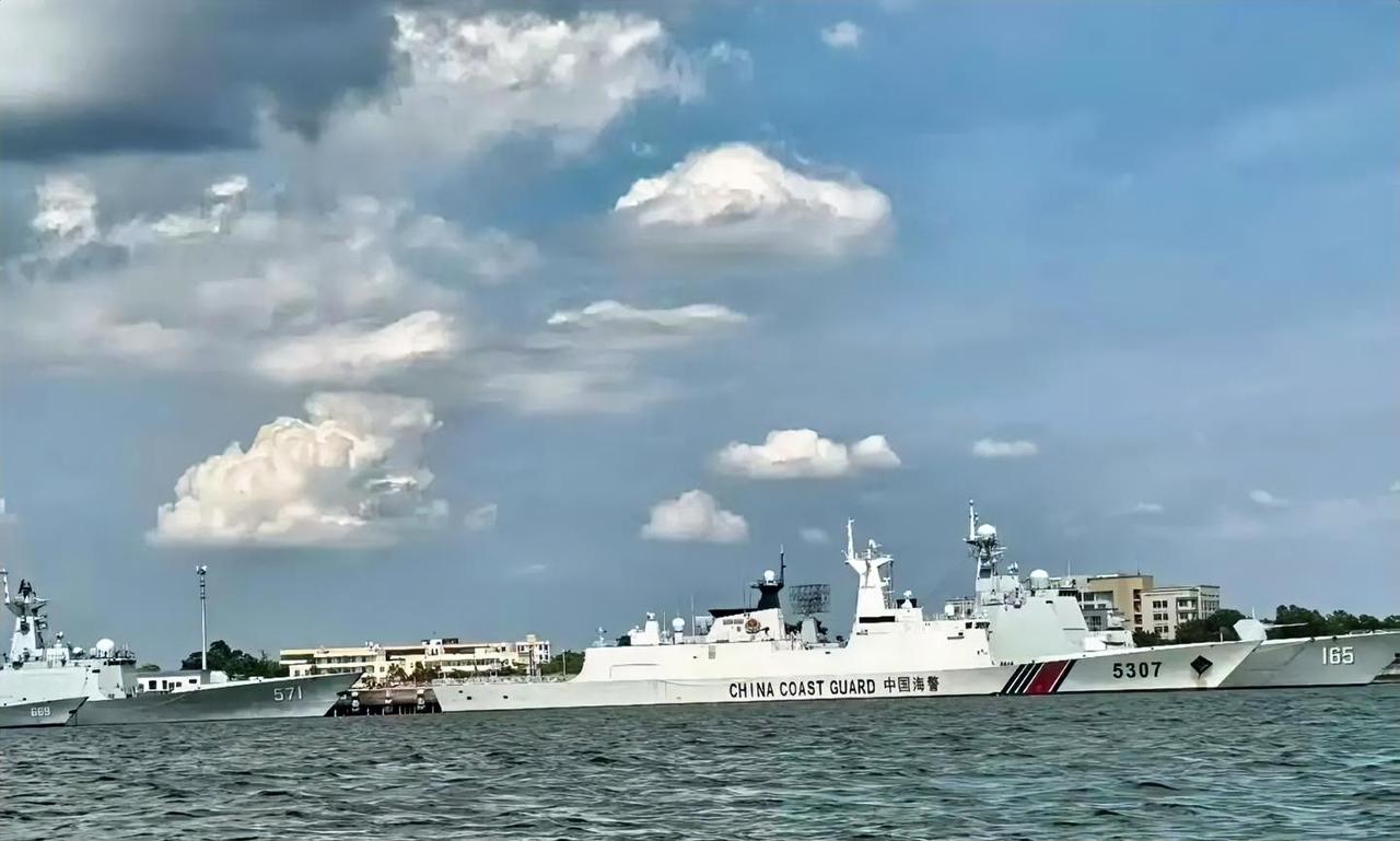这张图片拍摄的是我国港口内同框驻泊的海警船与海军作战舰艇，分别有052D型驱逐舰