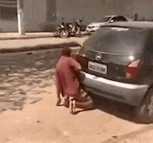 印度女演员活动中被多人包围猥亵别说女演员了印度人连排气筒都不放过！苍蝇飞过印度都