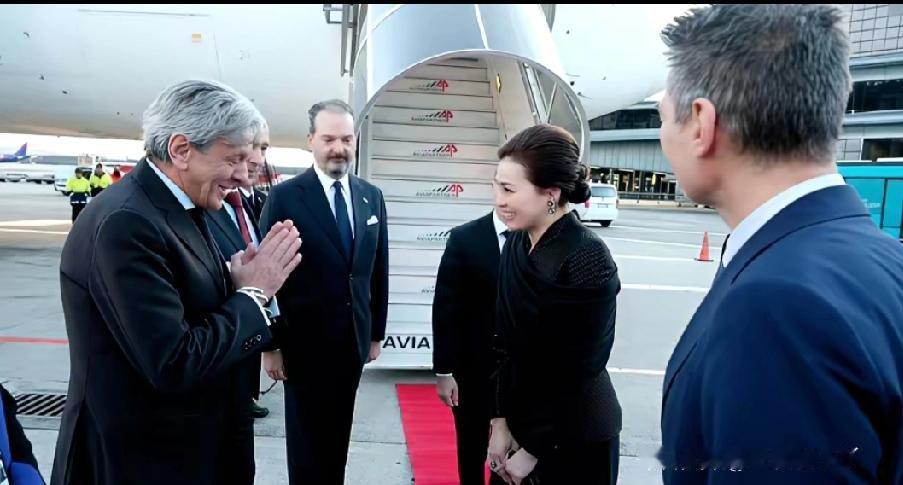 苏提达王后抵达了意大利米兰，她是以“国际冰球联合会女子冰球全球大使”的身份，去参