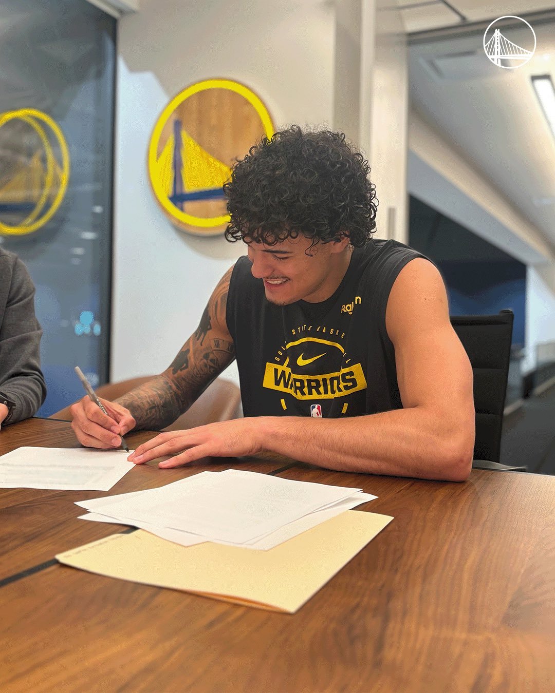 勇士3年1500万提前续约桑托斯，最后一年球员选项。过去12场比赛他11场得分上