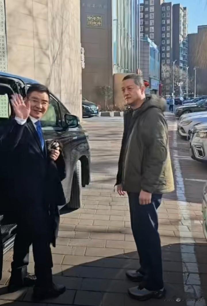 标哥不愧是首善啊！
前几天公开喊话李亚鹏发卡号，现在直接到嫣然医院和李亚鹏会面。