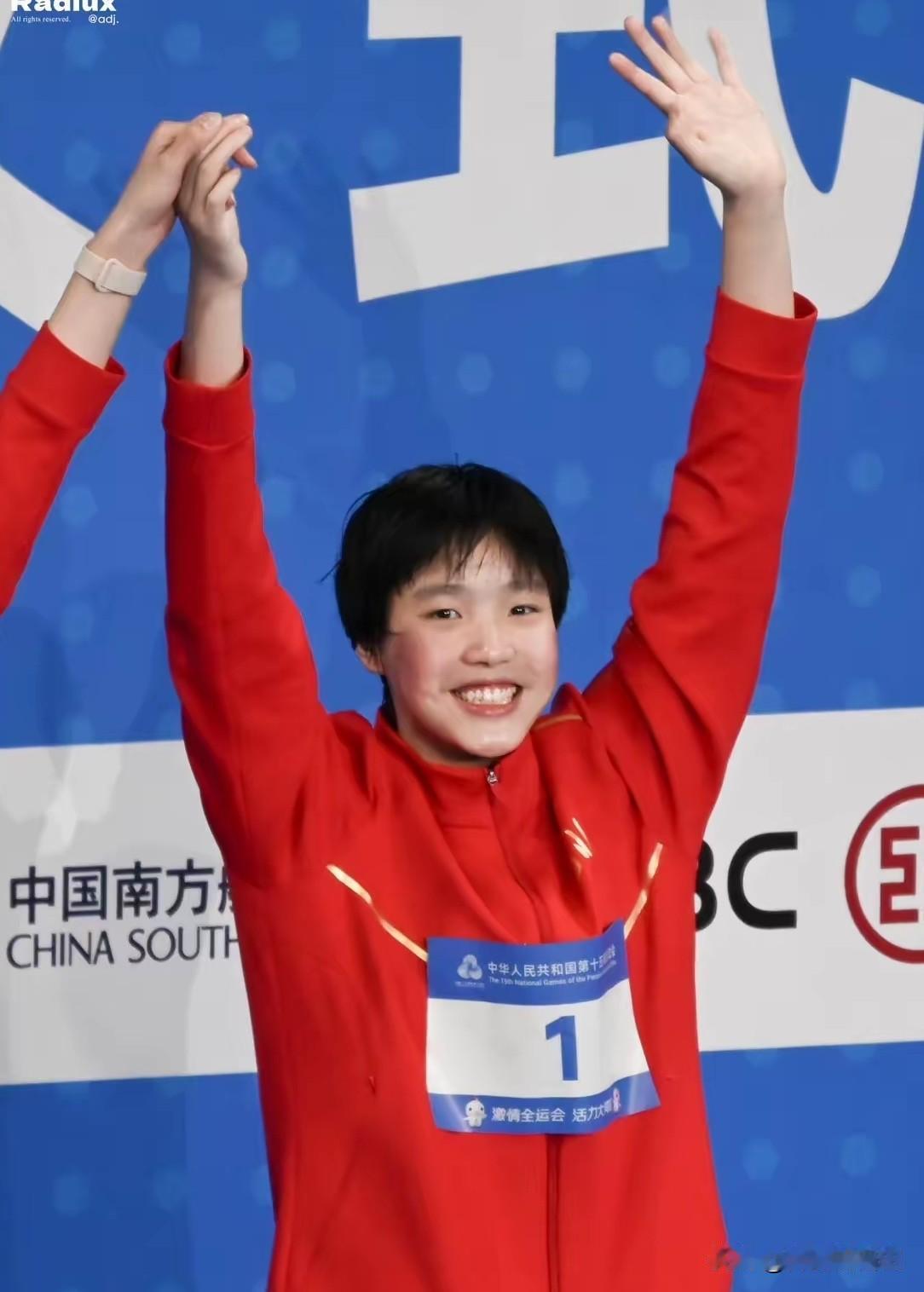 这下可瞒不住了
全国人民都知道了，12岁小将于子迪在拿下200米蝶泳金牌后，又一