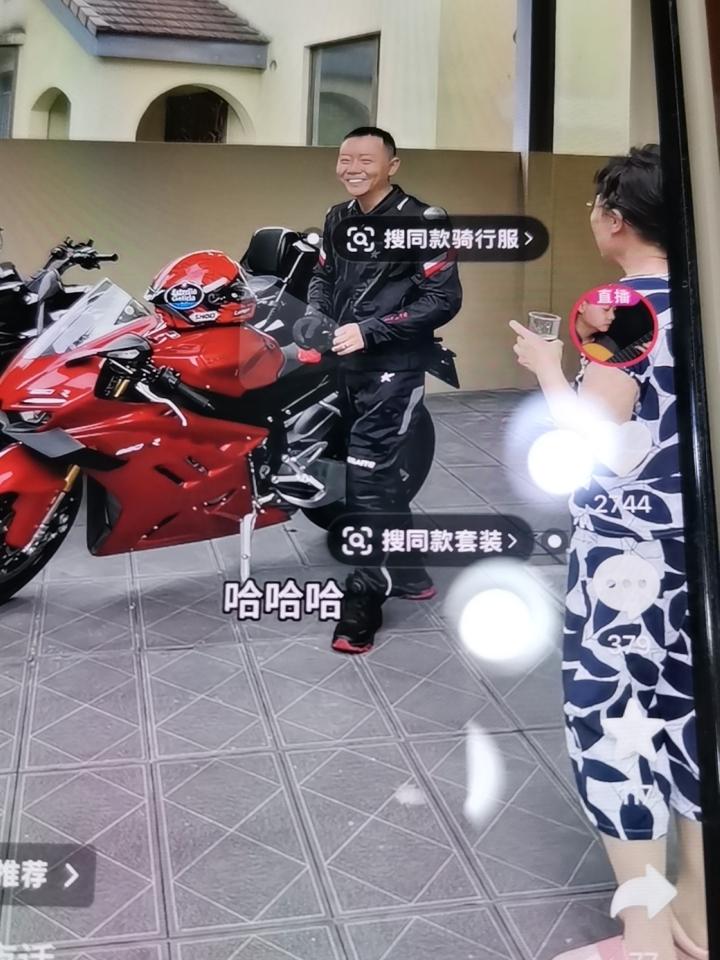 凌云，出生贵州，祖籍江西，小时候爸妈因性格不合而离婚
妈妈温柔，爸爸粗暴都是善良