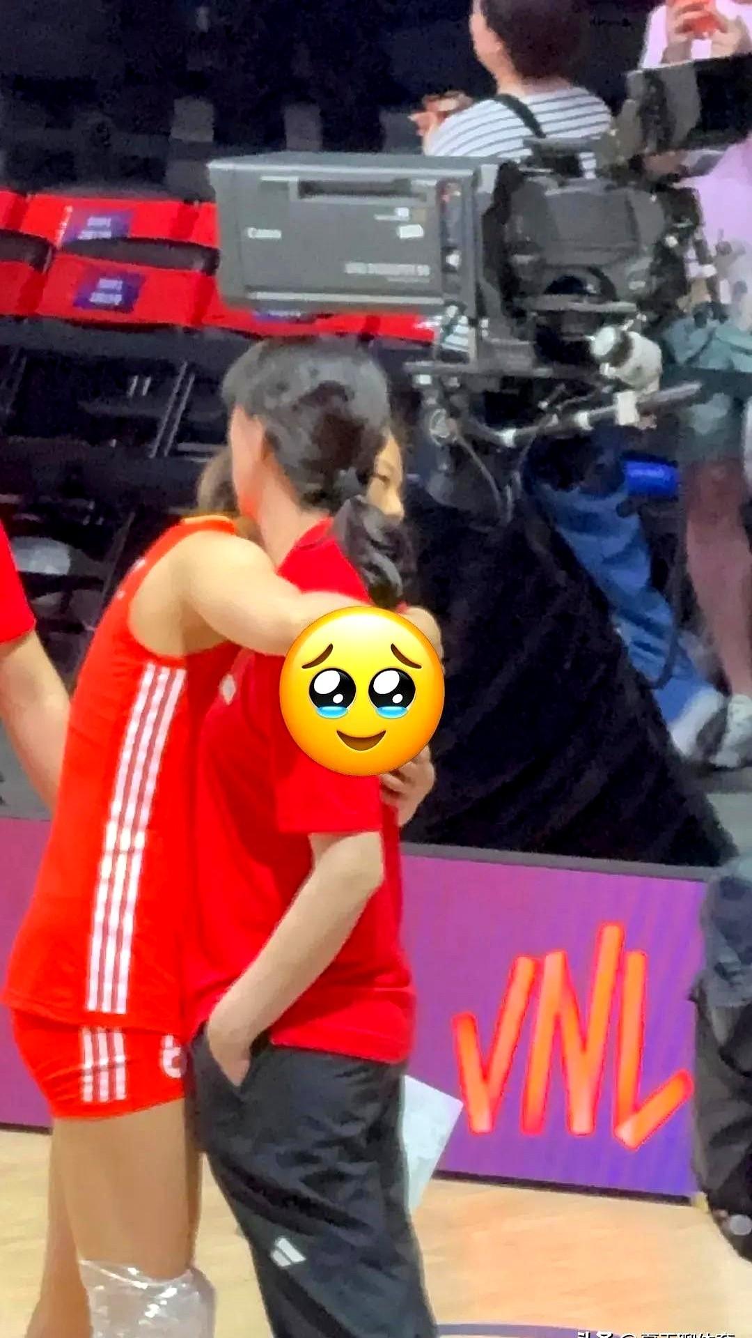 中国女排2-3土耳其赛后队员们哭的厉害，真是输的让人难受，本来优势在我们24-2