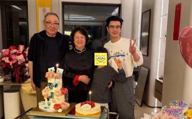 黄晓明妈妈生日，合影里只有孙子小海绵，孙女不见踪影，叶珂的如意算盘要落空了！
4