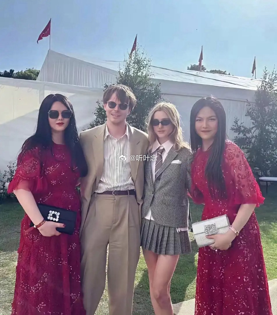 王诗龄能不能穿点年轻人的衣服？看起来和李湘傻傻分不清楚 