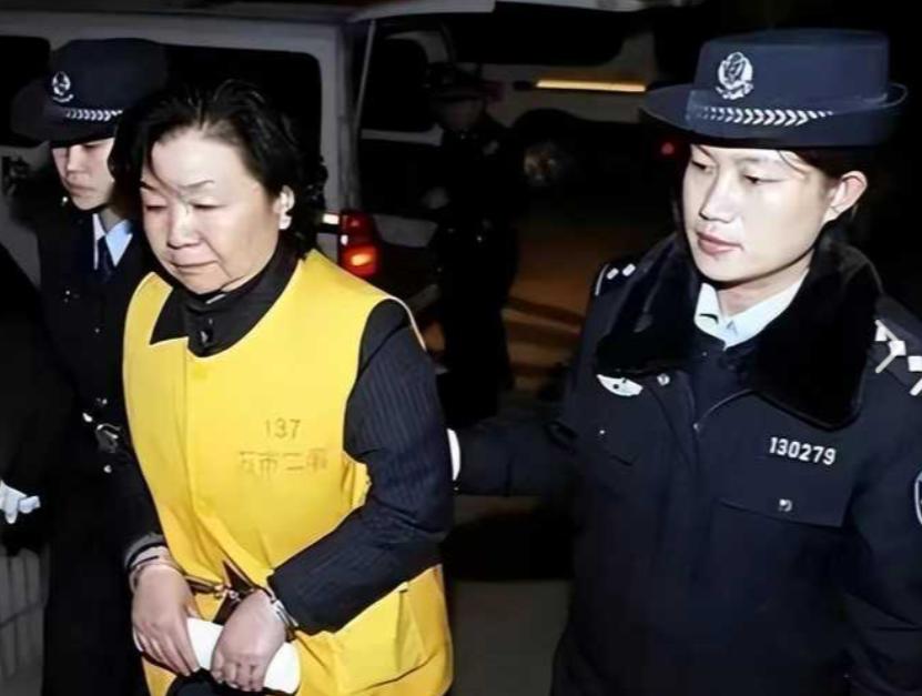 曾经坑害数十万家庭的三鹿奶粉原董事长田文华，在狱中连获三次减刑后，竟传出将于 2