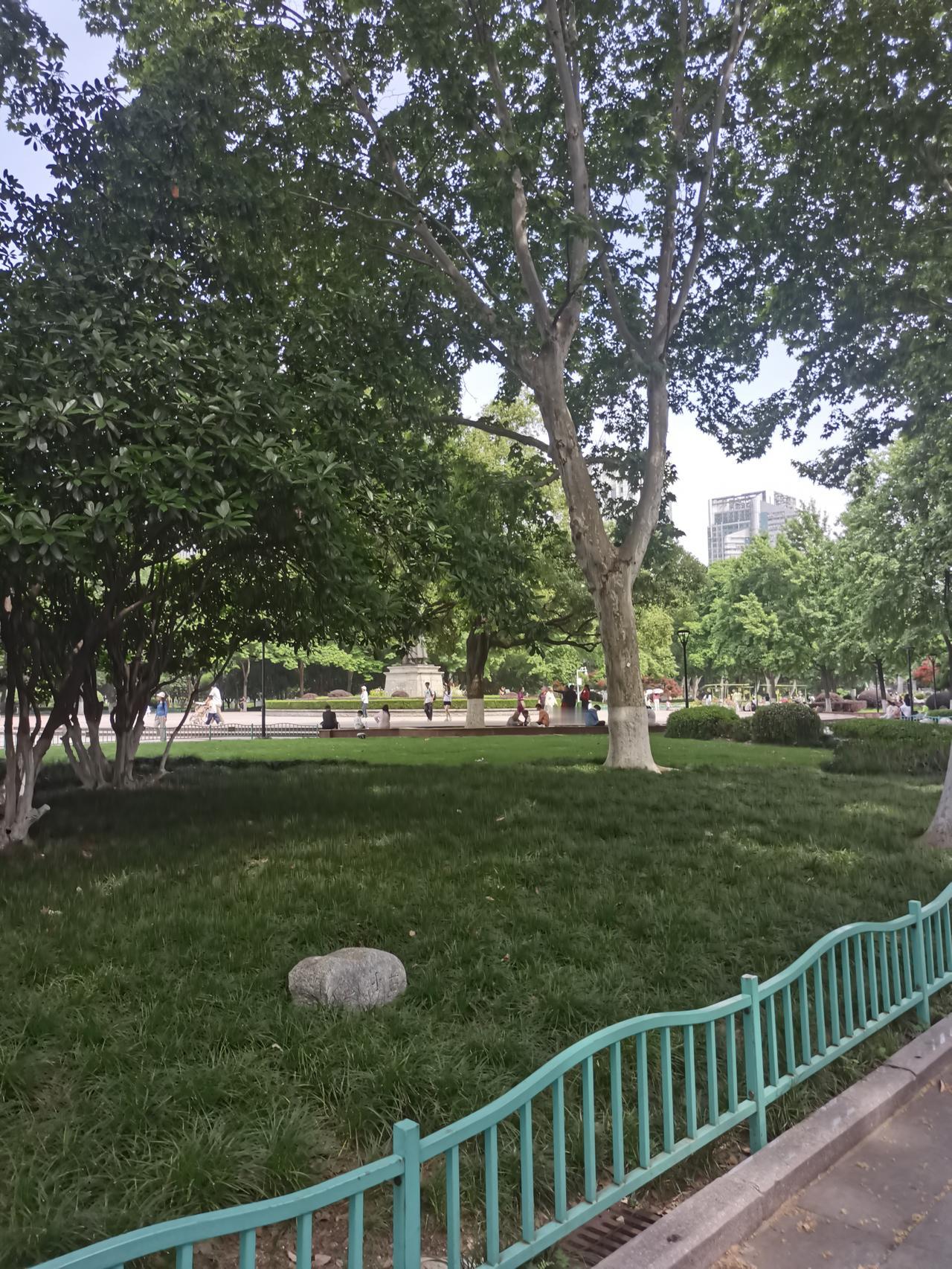 近期猪肉市场呈现“上游收购价格上涨，中游批发价格下降，下游超市零售价基本稳定”的