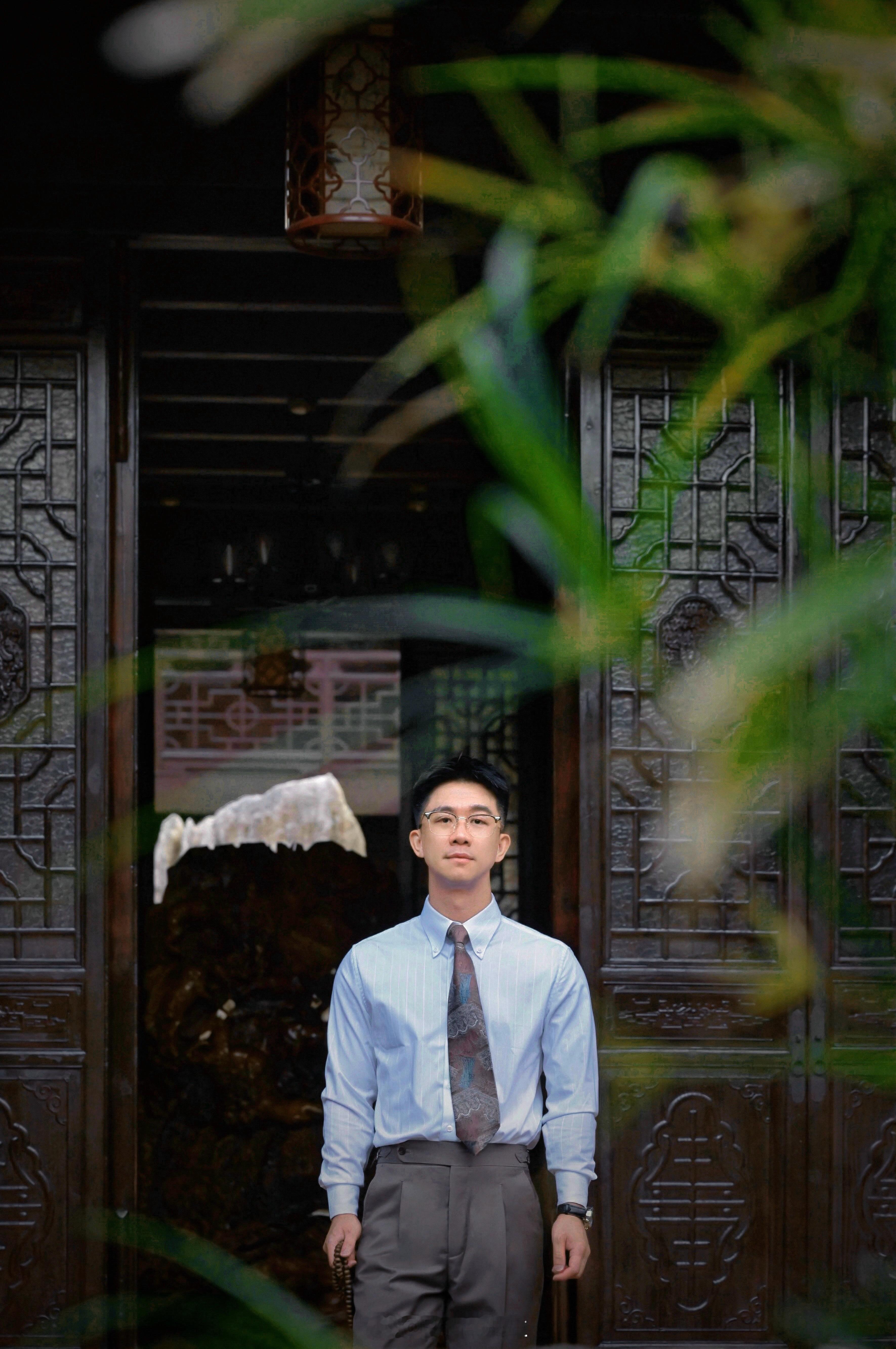 不听人间痴怨曲，只寻前路艳阳天。 
