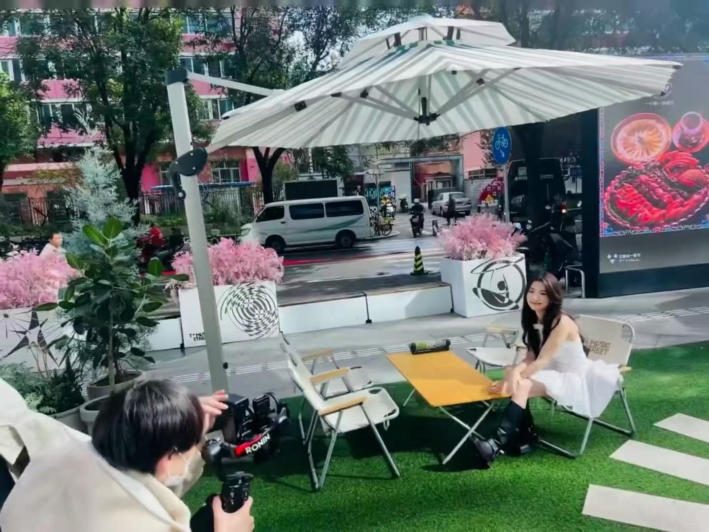 路人偶遇卢昱晓拍摄 ​​​有被这个模仿明意拍照的卢昱晓萌到～超元气的噜噜晓！ ​