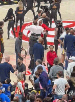 NBA场外花絮：相逢一笑泯恩仇！篮球🏀世界也是温情满满人情世故！
      