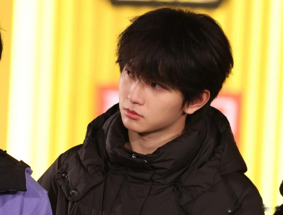 周五晚高疯发布会好癫周五晚高疯一整个被这个反差感拿捏住了，台上活泼台下软萌，谁懂