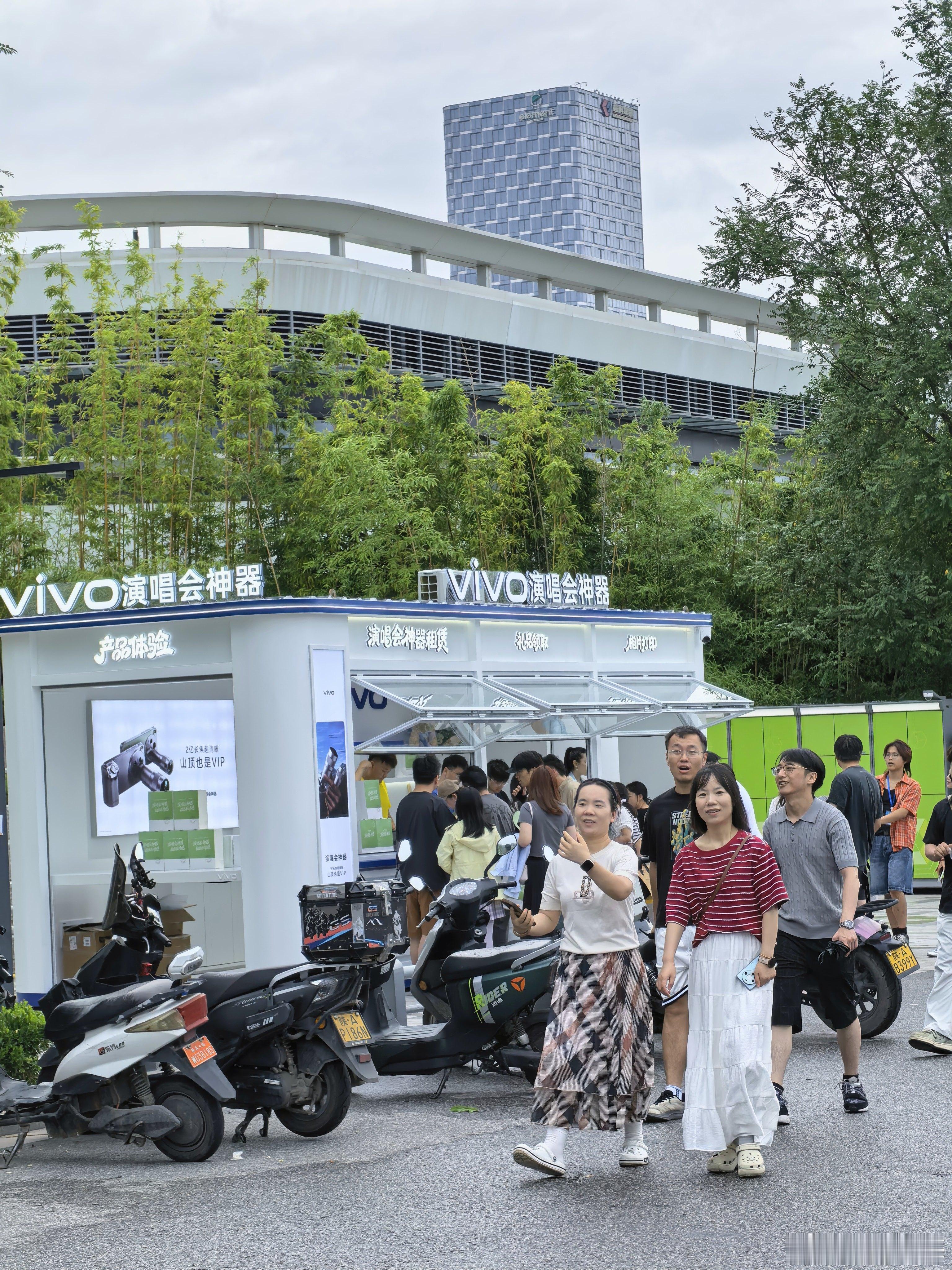 今天来看王力宏最好的地方演唱会西安站，在门口就看到了vivo演唱会神器站点，而且