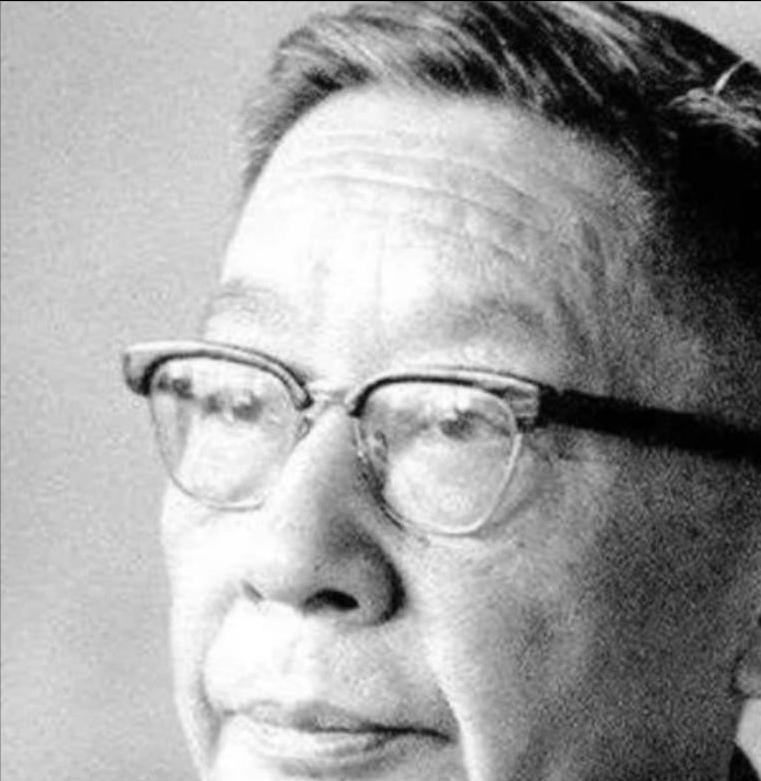 1966年8月24日，老舍投湖自尽于北京西城太平湖，在投湖自尽前，他特别舍不得自