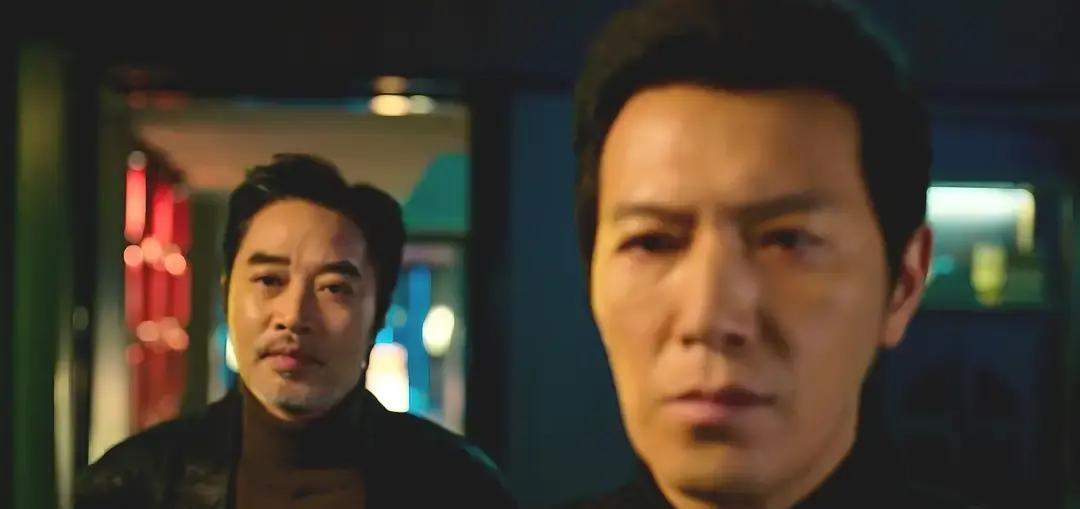 西装革履的慈善晚宴，贺彪举杯微笑。
下一秒，他让初恋检察官亲手毁掉证据。2亿人在