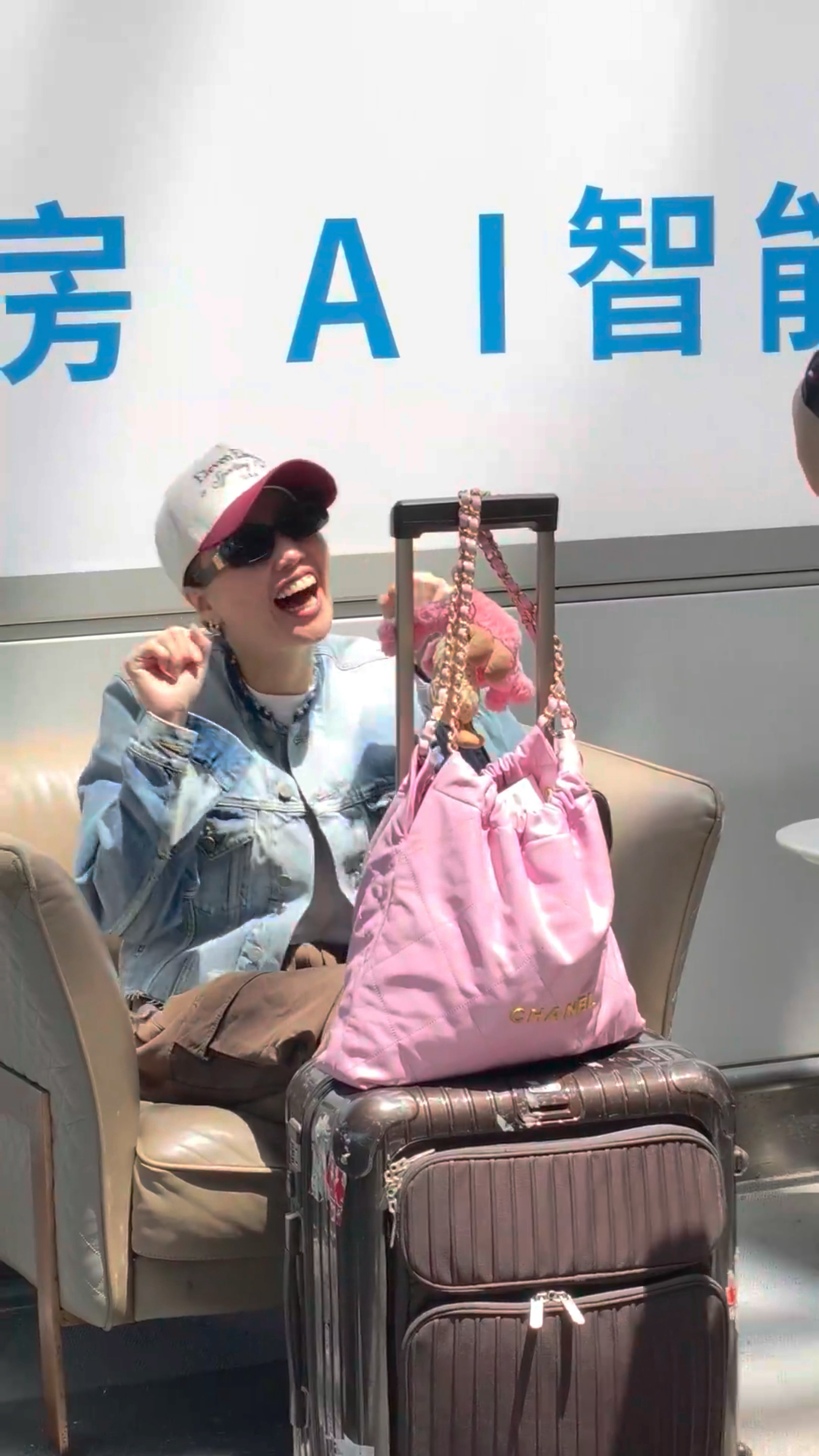 网友在机场偶遇可爱的房腻宁女士😜 ​​​