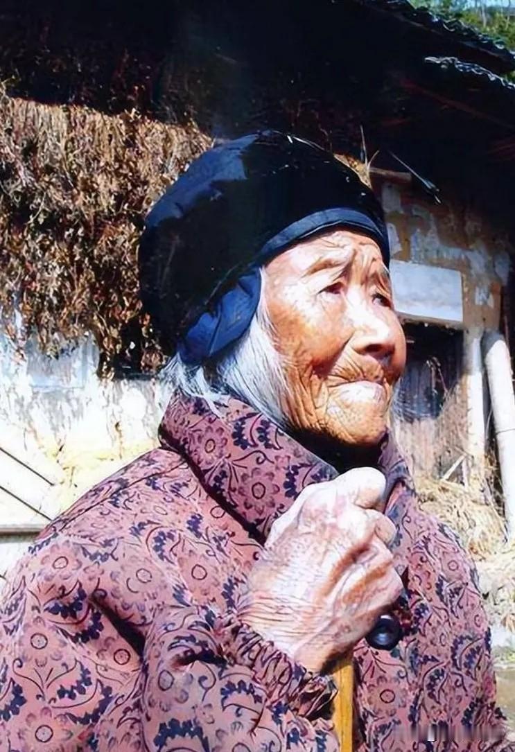 1929年春节前夜，18岁的池煜华和15岁的小丈夫圆了房，新婚才一周，丈夫就离家