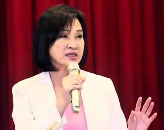 豪雨淹水冲开选战格局！柯志恩涉水勘灾，公众形象彻底扭转，高雄选情持续升温
 
前