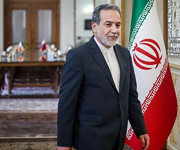 惊爆！霍尔木兹海峡“完全开放”。
伊朗外长阿拉格齐突然宣布，霍尔木兹海峡在停火剩