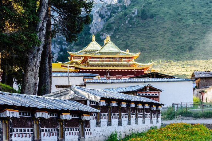 甘肃 甘南，这里是离尘世最远的远方，有媲美西藏的神山、圣湖、草原、信仰，能满足每