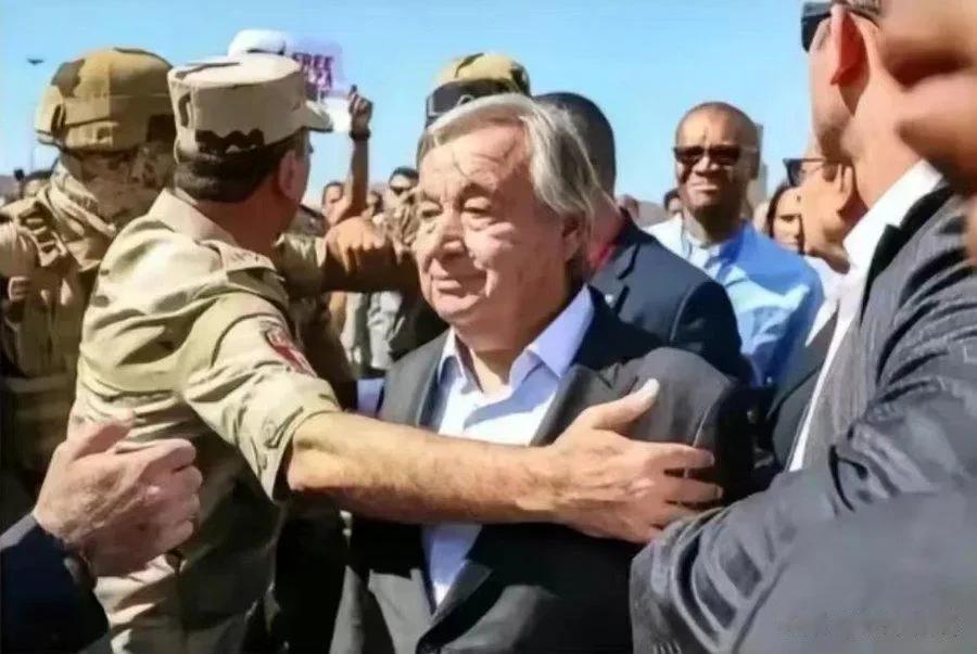 联合国秘书长古特雷斯带着一些物资物资前往加沙边境充当人肉盾牌。他的表情像是“以色