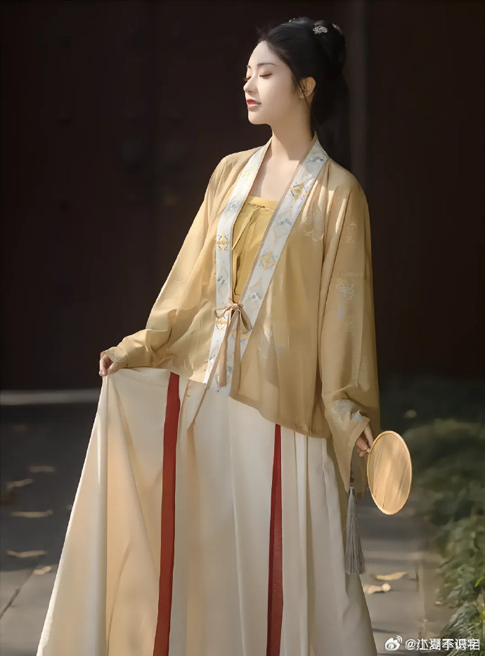 汉服惊艳巴黎街头，宛如文化使者。这一抹古韵，向世界展现华夏传统服饰魅力，此乃骄傲