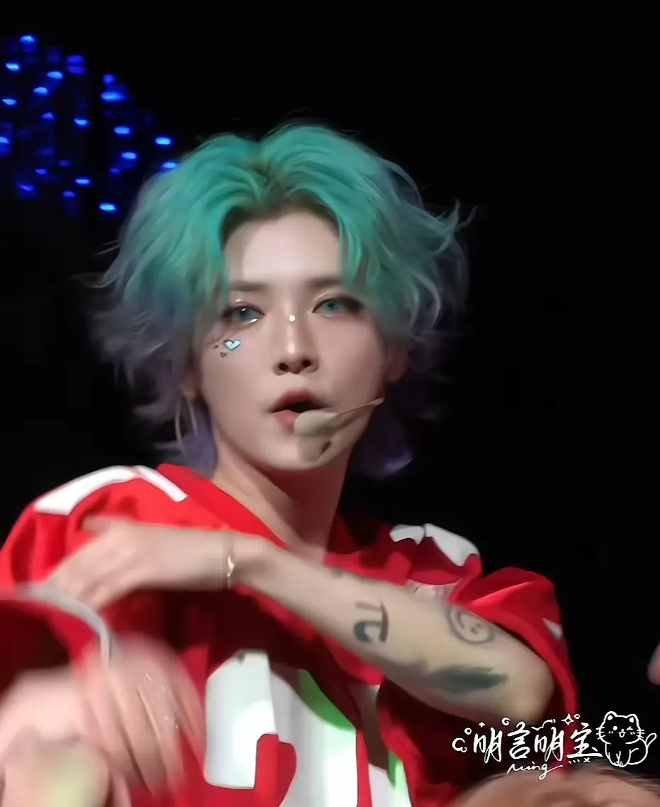 昨晚演唱会状态爆棚的鹿晗！ ​​​