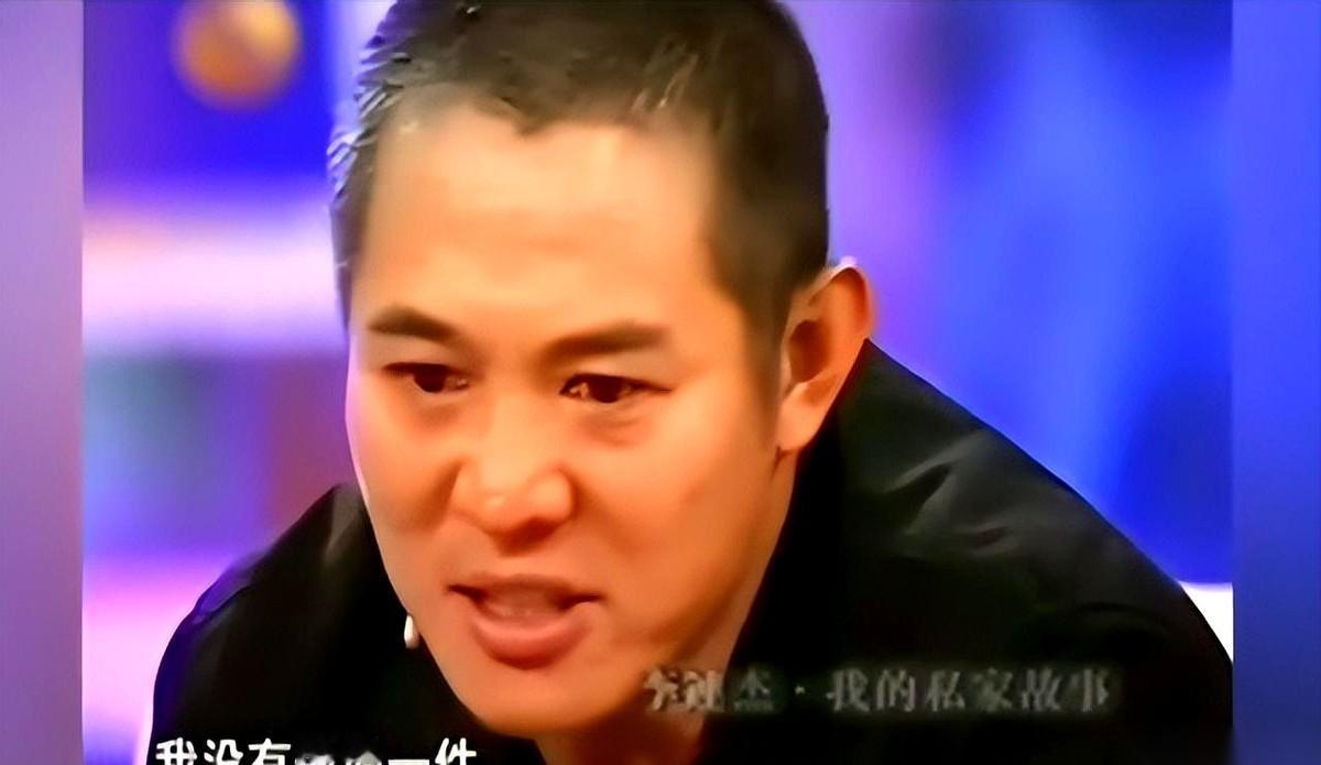 美国主持人当着镜头，指着李连杰说：你这软绵绵的功夫，是老年人练的吧？
李连杰笑了