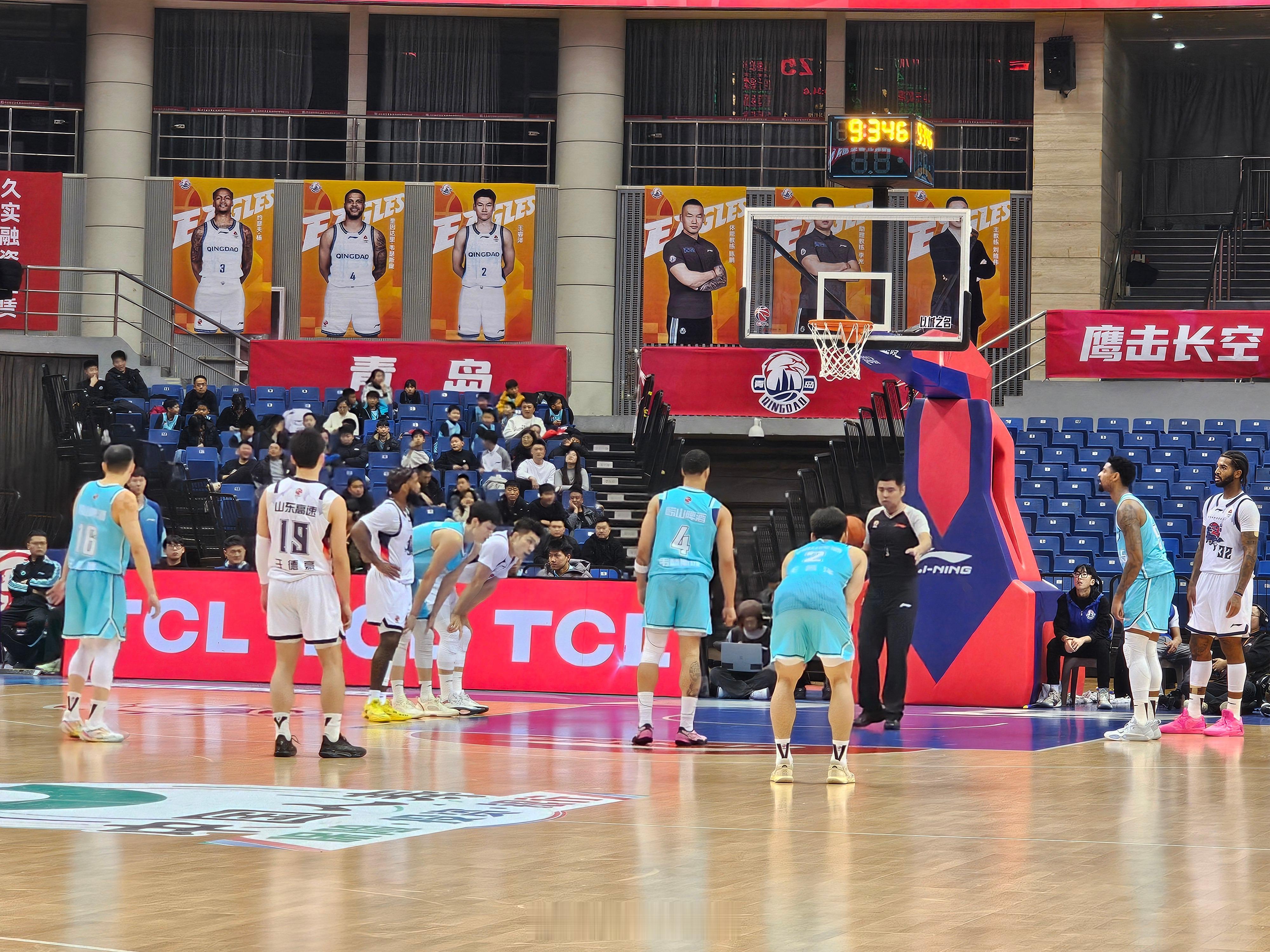 国家队主帅郭士强观战CBA“齐鲁德比”。青岛男篮本轮主场迎战山东男篮，两队阵中各