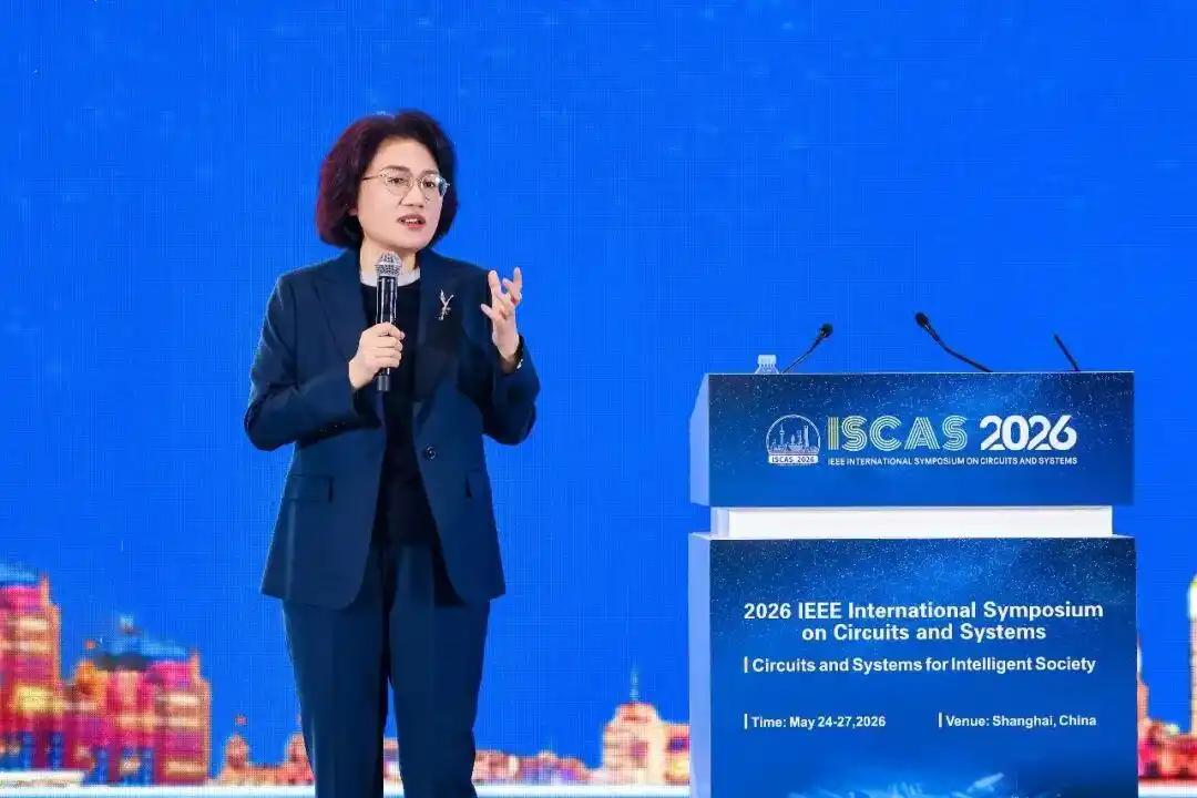 华为不拼尺寸改“盖楼”，黄仁勋急了贬低为炒冷饭，真相是赛道都换了！

华为芯片女