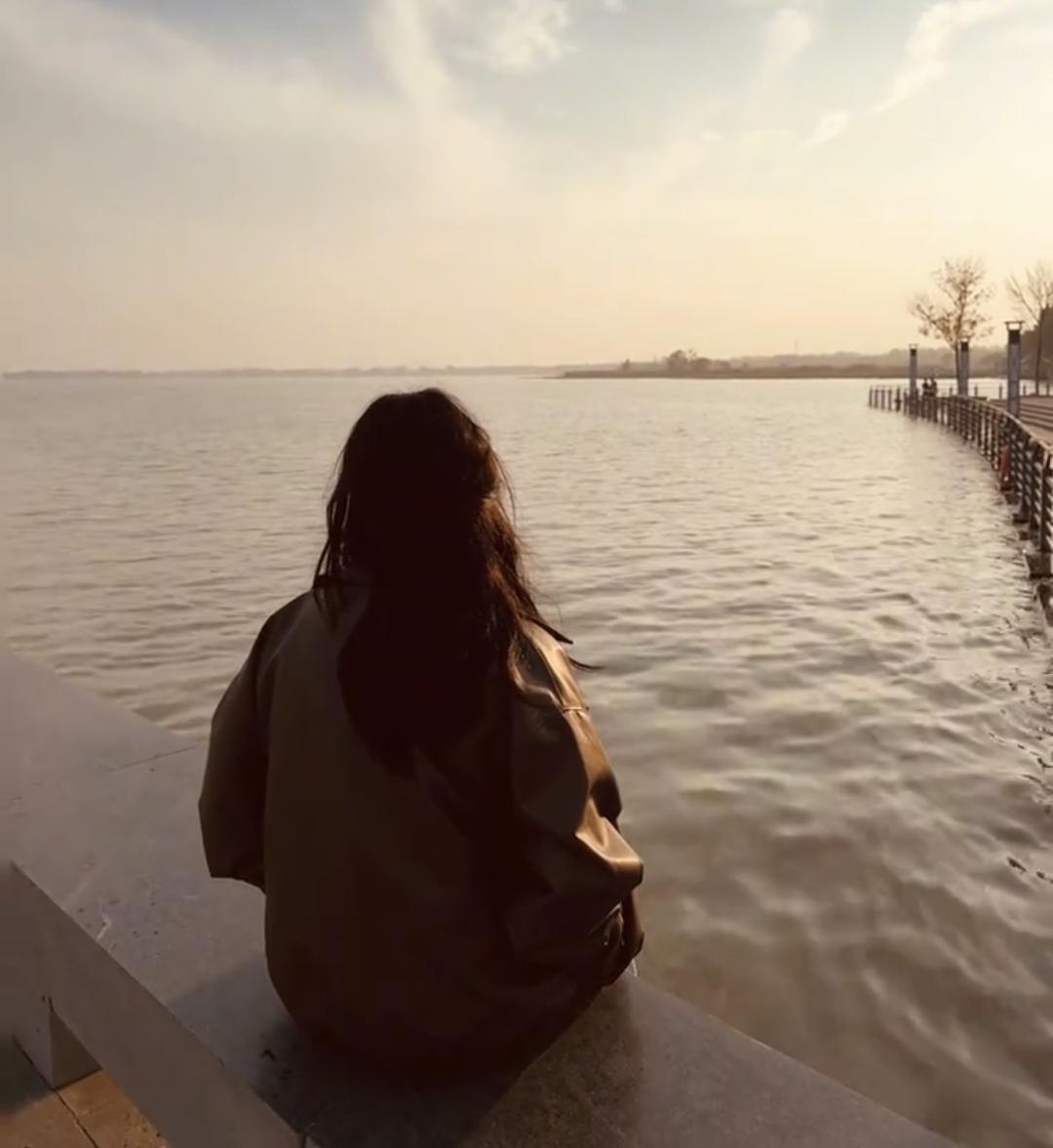 刷到小费同学离世的消息，我心一下子就揪紧了，鼻子酸得不行，半天都缓不过来。
 